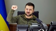 Wolodymyr Selenskyj, Präsident der Ukraine,  hebt während einer Ansprache die Faust zum Gruß © Ukraine Presidency/Ukraine Presi/Planet Pix via ZUMA Press Wire 