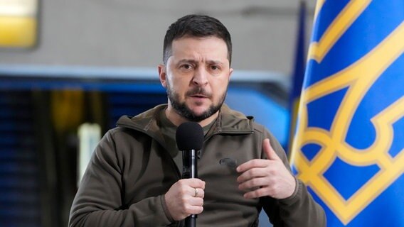 Der Präsident der Ukraine, Wolodymyr Selenskyj, beantwortet Fragen von Journalisten während einer Pressekonferenz in einer U-Bahn unter einem zentralen Platz in Kiew. © dpa/AP Foto: Efrem Lukatsky