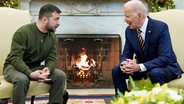 Joe Biden (r)., Präsident der USA, spricht am 21. Dezember 2022 mit Wolodymyr Selenskyj, Präsident der Ukraine, bei einem Treffen im Oval Office des Weißen Hauses. © picture alliance/dpa/AP Foto: Patrick Semansky