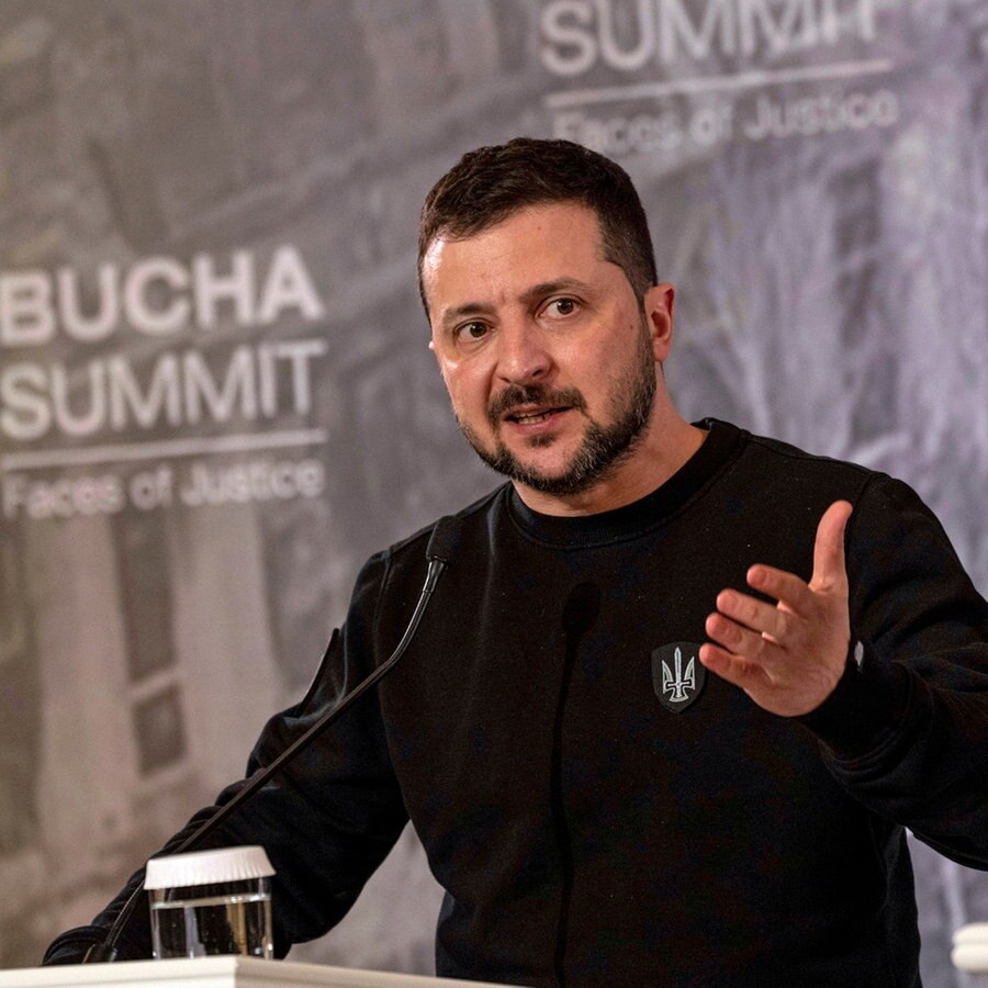 Wolodymyr Selenskyj, Präsident der Ukraine, spricht auf einer  Pressekonferenz während des Butscha-Gipfels. © Evgeniy Maloletka/AP 