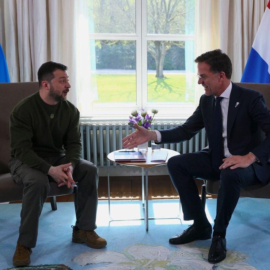 Den Haag: Rutte (r), Ministerpräsident der Niederlande, und Selenskyj, Präsident der Ukraine © Yves Herman/Pool Reuters/AP/dpa 