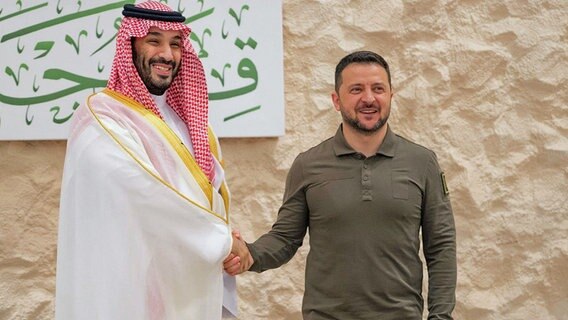 Mohammed bin Salman (l.), Kronprinz von Saudi-Arabien, und Wolodymyr Selenskyj, Präsident der Ukraine, schütteln sich die Hände. © dpa bildfunk/SPA 