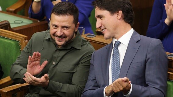 Wolodymyr Selenskyj, Präsident der Ukraine, und Justin Trudeau, Kanadas Premierminister, unterhalten sich nach einer Rede im Unterhaus. © Patrick Doyle/The Canadian Press/AP/dpa 