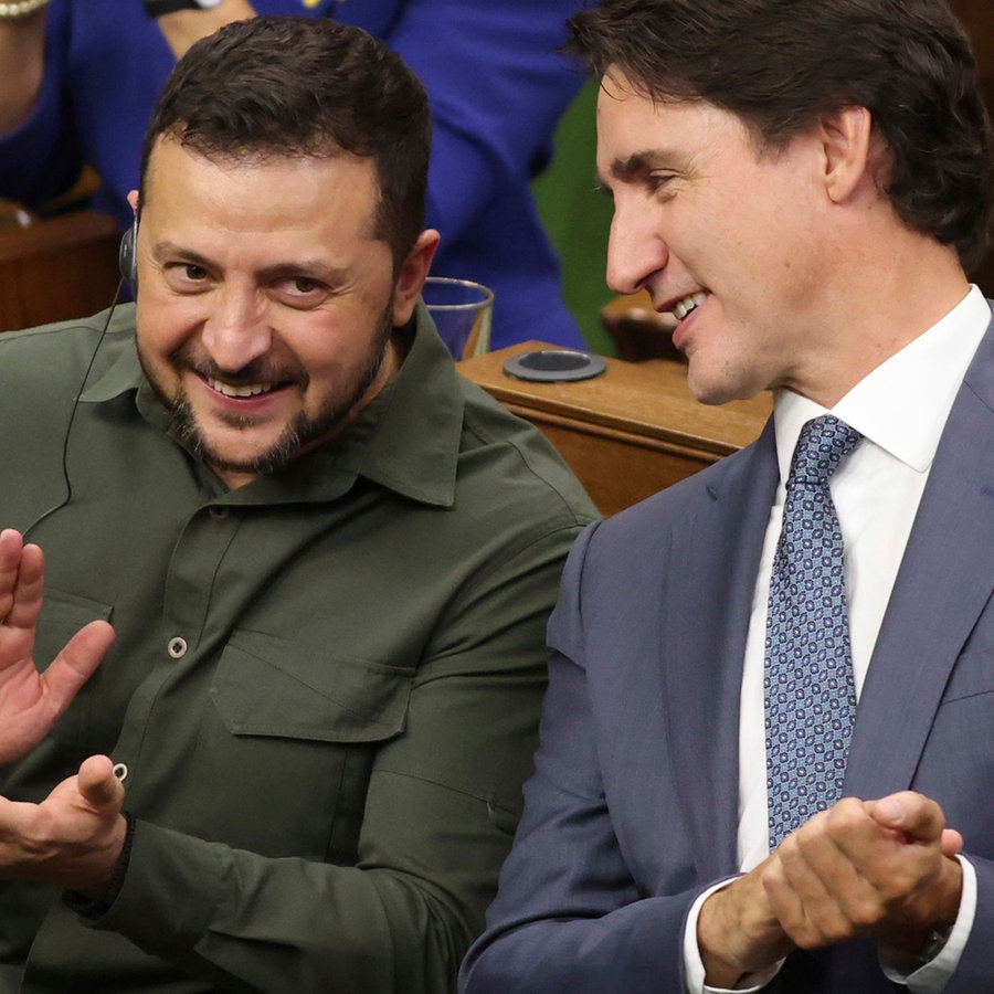 Wolodymyr Selenskyj, Präsident der Ukraine, und Justin Trudeau, Kanadas Premierminister, unterhalten sich nach einer Rede im Unterhaus. © Patrick Doyle/The Canadian Press/AP/dpa 