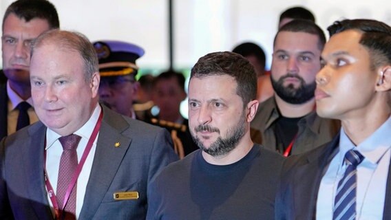Wolodymyr Selenskyj (M.), Präsident der Ukraine, kommt im Shangri-La Hotel an, wo der 21. Shangri-La-Dialog stattfindet. © Vincent Thian/AP/dpa 