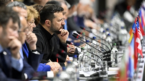 Wolodymyr Selenskyj, Präsident der Ukraine, sitzt bei einer Konferenz an einem Tisch. © dpa bildfunk/KEYSTONE/EDA/POOL Foto: Urs Flueeler