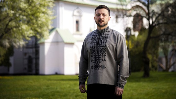 Wolodymyr Selenskyj, Präsident der Ukraine, der ein traditionelles ukrainisches, mit Wyschywanka besticktes Hemd trägt © Ukraine Presidency/Planet Pix via ZUMA Press Wire/dpa Foto: Ukraine Presidency