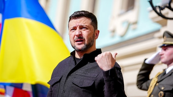 Wolodymyr Selenskyj, Präsident der Ukraine, wartet in Kiew vor dem Marienpalast auf die Gäste. © Kay Nietfeld/dpa 