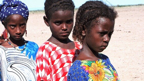 Mädchen aus Äthiopien auf dem Weg zur Schule © picture-alliance 