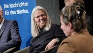 Moderatorin Birgit Langhammer auf dem Podium mit Monika Rößiger © adWHH /Jann Wilken Foto: Jann Wilken