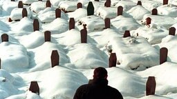 Ein Mann steht auf einem Friedhof in Sarajewo. © dpa bildfunk Foto: Fehim Demir