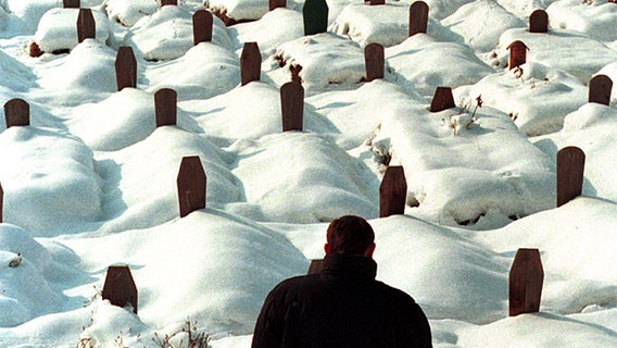 Ein Mann steht auf einem Friedhof in Sarajewo. © dpa bildfunk Foto: Fehim Demir