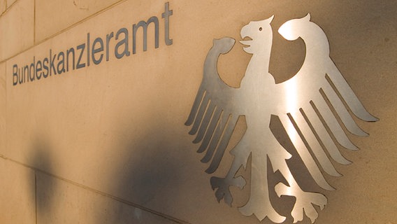 Schild am Haupteingang des Bundeskanzleramtes in Berlin. © picture-alliance/chromorange 