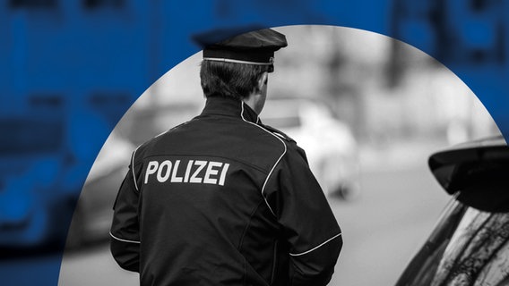 Ein Polizeibeamter während einer Verkehrskontrolle in Berlin, 27.02.2018. © imago images/photothek Foto: Florian Gärtner