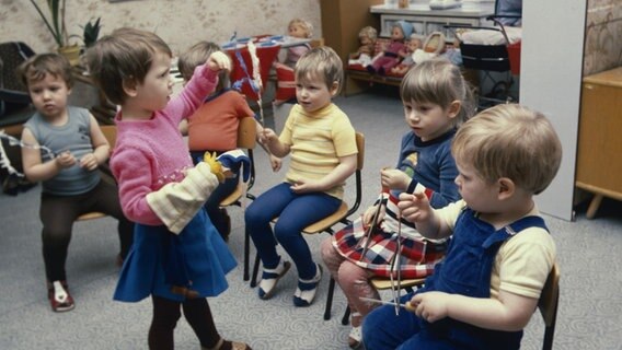 Kinder spielen in einem Kindergarten in Lichtenberg in Berlin (DDR), aufgenommen im April 1986. © picture alliance / dpa | Zentralbild 