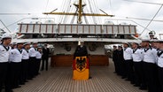 Nils Brandt (M), der neue Kommandant der "Gorch Fock" steht am 28.06.2014 in Kiel (Schleswig-Holstein) beim Kommandowechsel an Deck des Schulschiffes der Marine. Bislang ist der 48-jährige Brandt Erster Offizier auf der Bark. Zuvor war er unter anderem zwei Jahre lang Kommandeur der Fregatte "Schleswig-Holstein". © picture-alliance/dpa Foto: Carsten Rehder