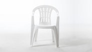Ein weißer Monobloc-Stuhl.  