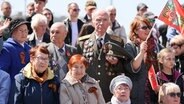 Russen als Zuschauer*innen bei einer Parade. © dpa picture alliance Foto: TASS Yuri Smityuk