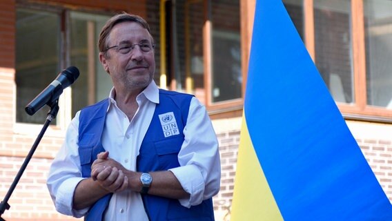 UN-Diplomat Achim Steiner, United Nations Development Programme, in der Ukraine (2023) beim Wiederaufbau von Mehrfamilienhäusern. © picture alliance Foto: Kaniuka Ruslan