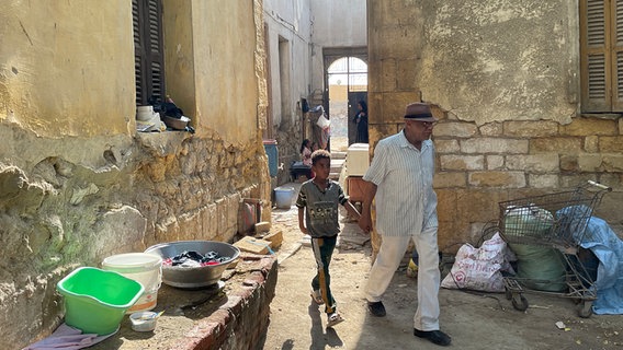 Ein älterer Mann und sein Enkel in Kairo, in der 'Stadt der Toten' © ARD Foto: Anna Osius