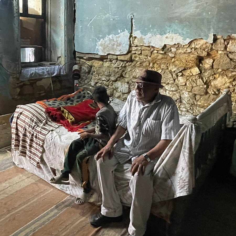 Hussein und ein Enkel in seinem 'Haus' in der 'Stadt der Toten', Kairo, Ägypten. © ARD Foto: Anna Osius