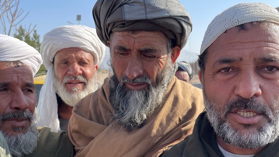 Vier afghanische Männer mit Kopfbedeckungen (Nahaufnahme). © dpa picture alliance Foto: Peter Hornung