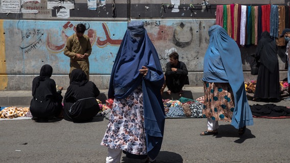 Vollverschleierte Frauen auf einer Straße in Kabul. © picture alliance / ABACA Foto: Zerah Oriane
