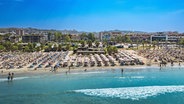 Der Strand von Golem, Durres, mit Sonnenschirmen und Touristen. © Picture Alliance Foto: Nikola Dubivská