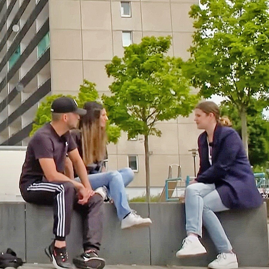 Interview mit zwei jungen Leuten in einem Wohnviertel © NDR 