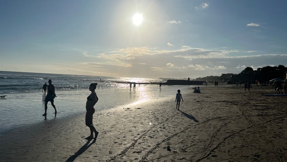 Sonnenuntergang am Strand von Canggu, Bali. © ARD Foto: Jennifer Johnston