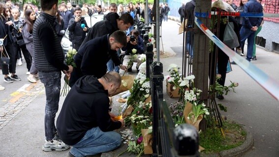 Serbien, Trauer und Anteilnahme nach dem Amoklauf in Belgrad. Bürger legen Blumen vor eine Schule und stellen Lichter nach dem Amoklauf auf. © imago Foto: Armin Durgut