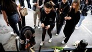 Serbien, Trauer und Anteilnahme nach dem Amoklauf in Belgrad. Bürger legen Blumen vor eine Schule und stellen Lichter nach dem Amoklauf auf. © imago Foto: Armin Durgut