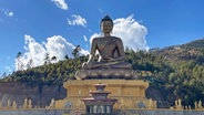 Ein großer sitzender Buddha im Königreich Bhutan. © ARD Foto: Peter Hornung