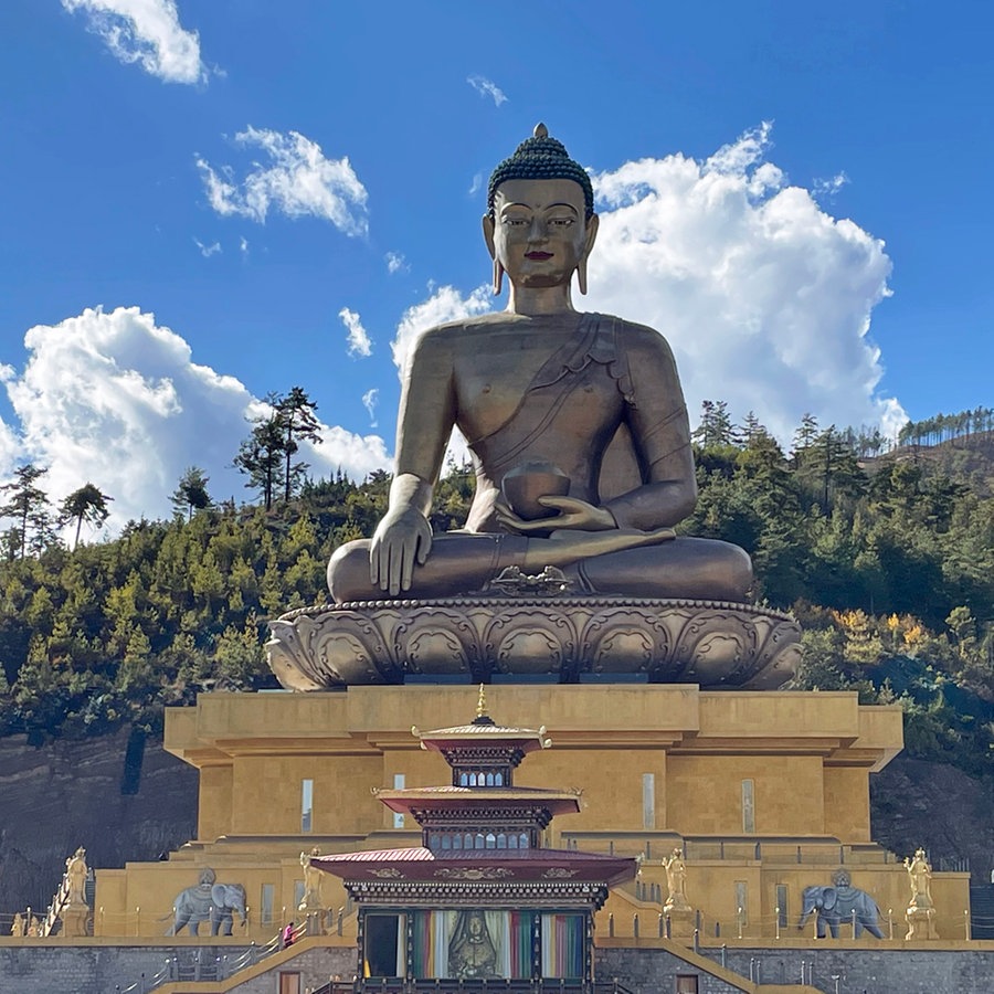 Ein großer sitzender Buddha im Königreich Bhutan. © ARD Foto: Peter Hornung