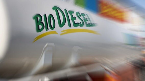Der Schriftzug BIODIESEL auf einem Tankwagen mit verwischtem Effekt. © dpa picture alliance Foto: Reinhard Rohner