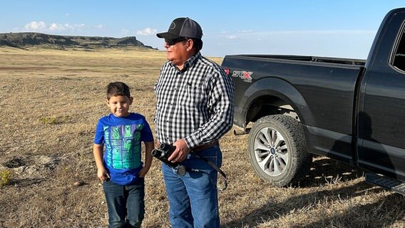 Mike Fox mit Enkel und Pick up, Reservat der Fort Belknap Indian People © ARD Foto: Claudia Sarre