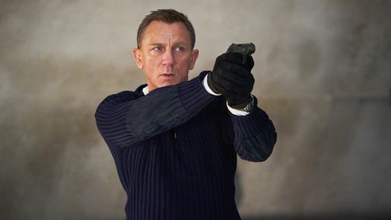 James Bond mit gezücktem Revolver in "Keine Zeit zu sterben". © dpa picture alliance Foto: Nicola Dove