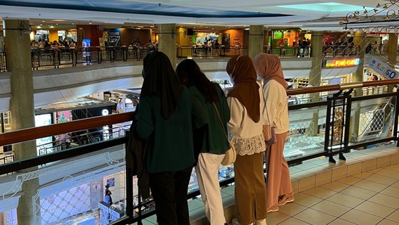 Vier Frauen stehen in einem Einkaufszentrum in Brunei, dem zweitreichsten Land Südostasiens. © ARD Foto: Jennifer Johnston
