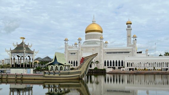 Die Moschee Sultan Omar Ali Saifuddin ist das Wahrzeichen von Bruneis Hauptstadt Bandar Seri Begawan. © ARD Foto: Jennifer Johnston