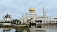 Die Moschee Sultan Omar Ali Saifuddin ist das Wahrzeichen von Bruneis Hauptstadt Bandar Seri Begawan. © ARD Foto: Jennifer Johnston