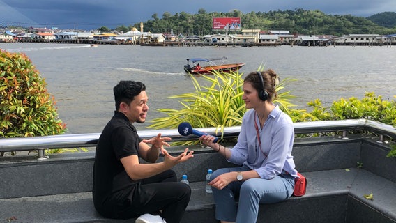 Die ARD Korrespondentin Jennifer Johnston interviewt den Comedian Zainal Bostaman in Brunei © ARD Foto: Jennifer Johnston