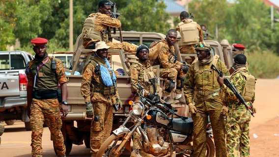 Soldaten aus den Reihen von Burkina Fasos Übergangspräsident Hauptmann Ibrahim Traoré. © picture alliance / ASSOCIATED PRESS Foto: Kilaye Bationo