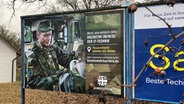 Plakat mit Soldatenfoto "Soldatin (m/w/d) der IT-Technik, Panzerartilleriebatallion375, bundeswehrkarriere © BR24 Foto: Kilian Neuwert
