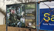 Plakat mit Soldatenfoto "Soldatin (m/w/d) der IT-Technik, Panzerartilleriebatallion375, bundeswehrkarriere © BR24 Foto: Kilian Neuwert