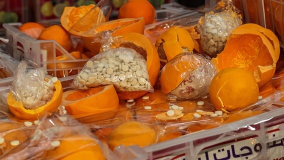 Eine Gesamtansicht einer Obst- und Gemüselieferung, bei der im Hafen von Beirut beschlagnahmte Captagon-Pillen in gefälschten Früchten versteckt waren (Themenbild). © picture alliance / SPA Foto: -
