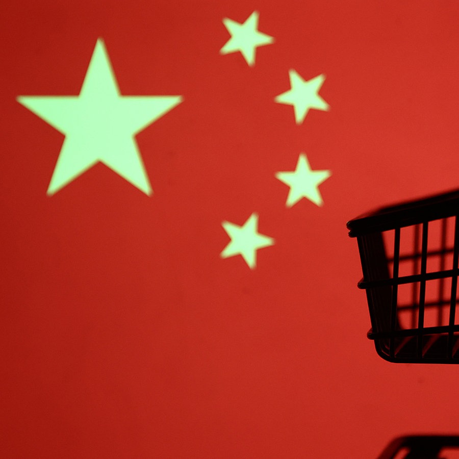 Die chinesische Flagge und ein Einkaufswagen (Montage, Symbolbild) © picture alliance Foto: Jakub Porzycki