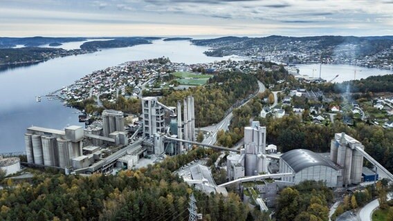 Das Zementwerk in Brevik, Norwegen, das CO2 verpressen lässt. © Brevik CCS 