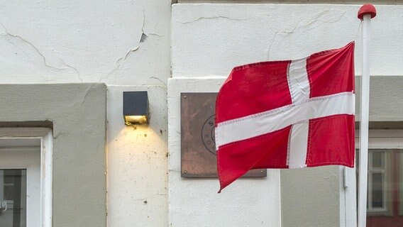 Eine dänische Flagge vor einem Hauseingang © dpa picture alliance Foto: Georgius Kefalas