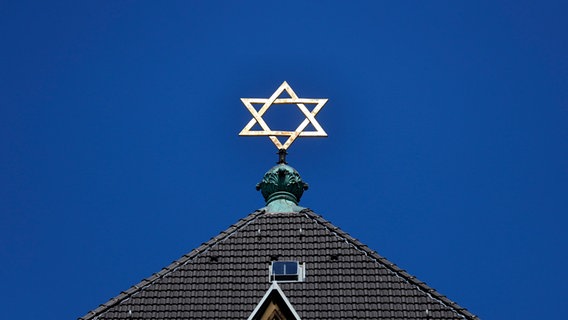 Davidstern auf Kölner Synagoge vor strahlend blauem Hinmmel. © picture alliance Foto: Christoph Hardt