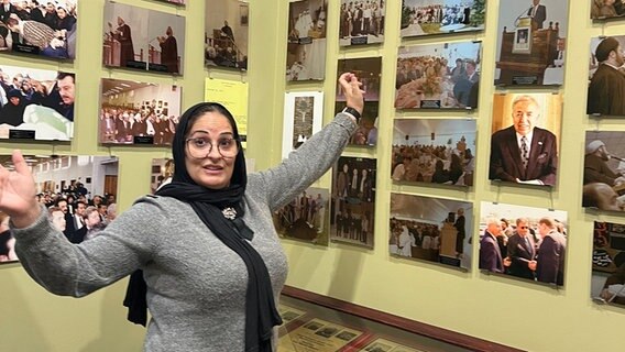 Mirvat Kadouh zeigt die Gründungsgeschichte der Moschee. © ARD Foto: Katrin Brand